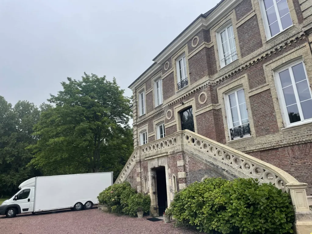 Déménagement d'un traiteur par l'entreprise OBEN dans le petit château de conseille