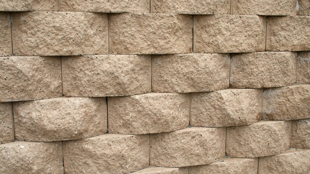 Maçon paysagiste pour mur de soutènement à Eyguières 13430, dans les Alpilles, pour un aménagement extérieur solide et esthétique