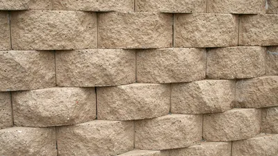 Maçon paysagiste pour mur de soutènement à Eyguières 13430, dans les Alpilles, pour un aménagement extérieur solide et esthétique