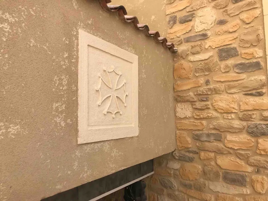 Création de motifs personnalisés sculptés dans l'enduit à la chaux proche de Narbonne