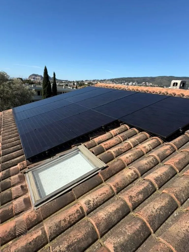 Fourniture et pose de solution solaire comme les panneaux photovoltaïques Dualsun à partir de 9 990€