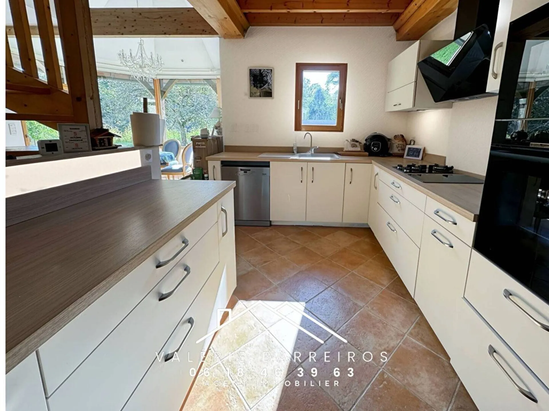 A vendre maison vivable de plain pied de 143 m² habitables édifiée sur 1496 m² de jardin commune de LA SAUSSAYE 27370