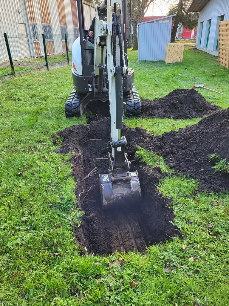 Terrassement des tranchées à la mini pelle jusqu'à la couche d'argile sur Mérignac 33700