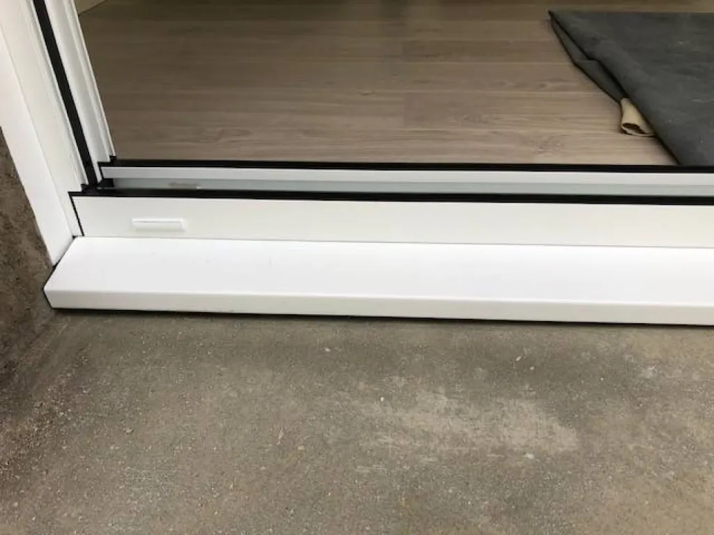 Agrandissement et remplacement d'une porte fenêtre PVC en coulissant deux vantaux en Aluminium à Corbas région Rhône Alpes Auvergne