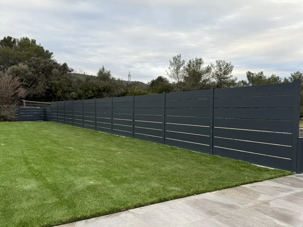 Pose de gazon synthétique et aménagement paysager – Domaine de Tourris, La Valette-du-Var