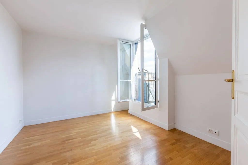 A vendre 85 m2 en dernier étage avec vue dégagée et traversant / Bd Pereire Paris 75017