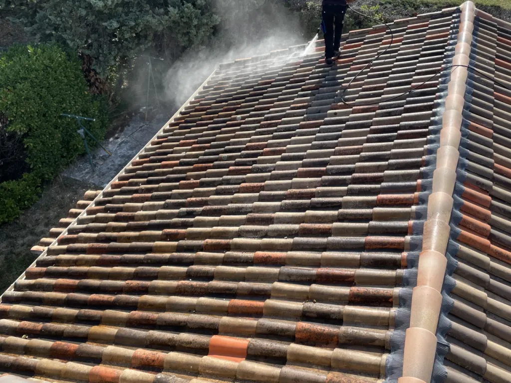 Nettoyage de toiture en tuile mécanique Romane d'une maison individuelle sur Martigues