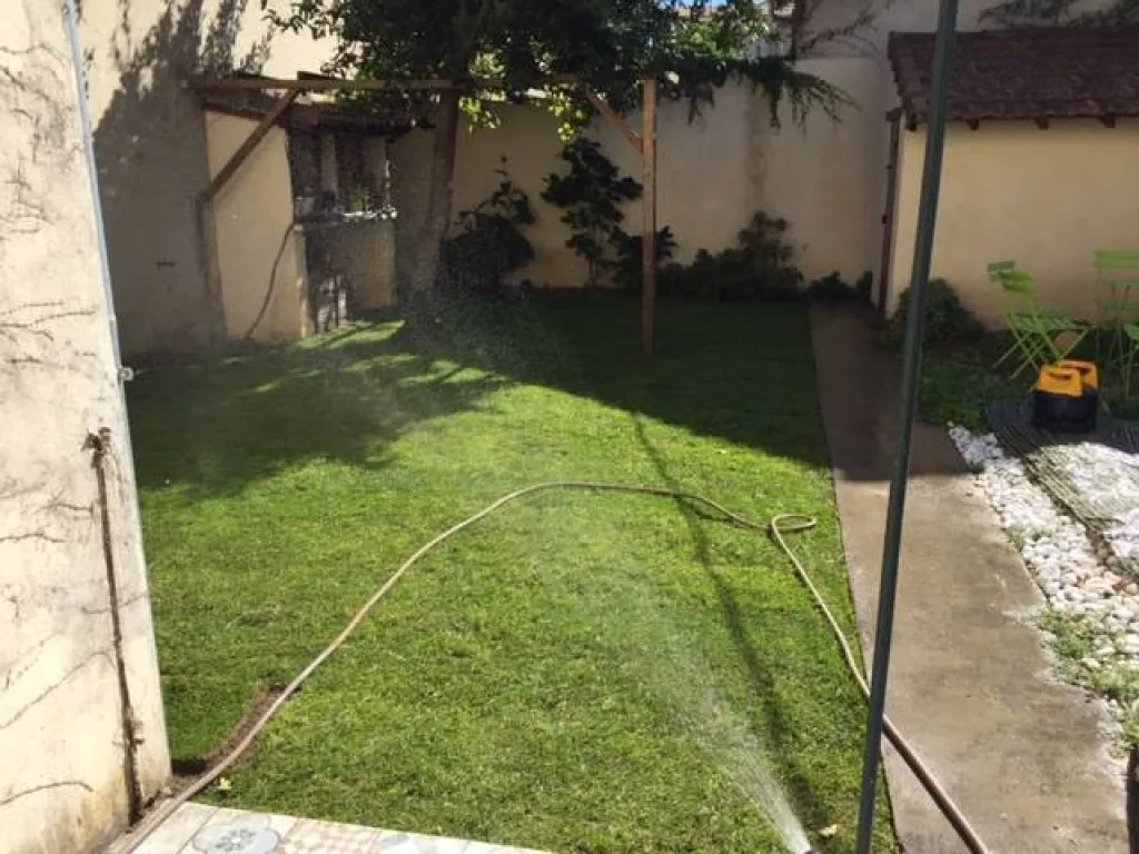 Petit jardin avec mise en place d'une pelouse en rouleau sur Avignon