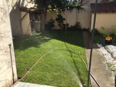 Petit jardin avec mise en place d'une pelouse en rouleau sur Avignon