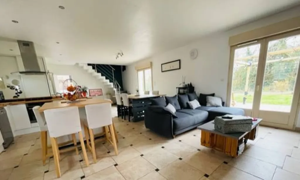 EXCLUSIVITÉ magnifique maison de 162 m² habitable édifiée sur un terrain de 1100 m² sur la commune de LA SAUSSAYE 27370