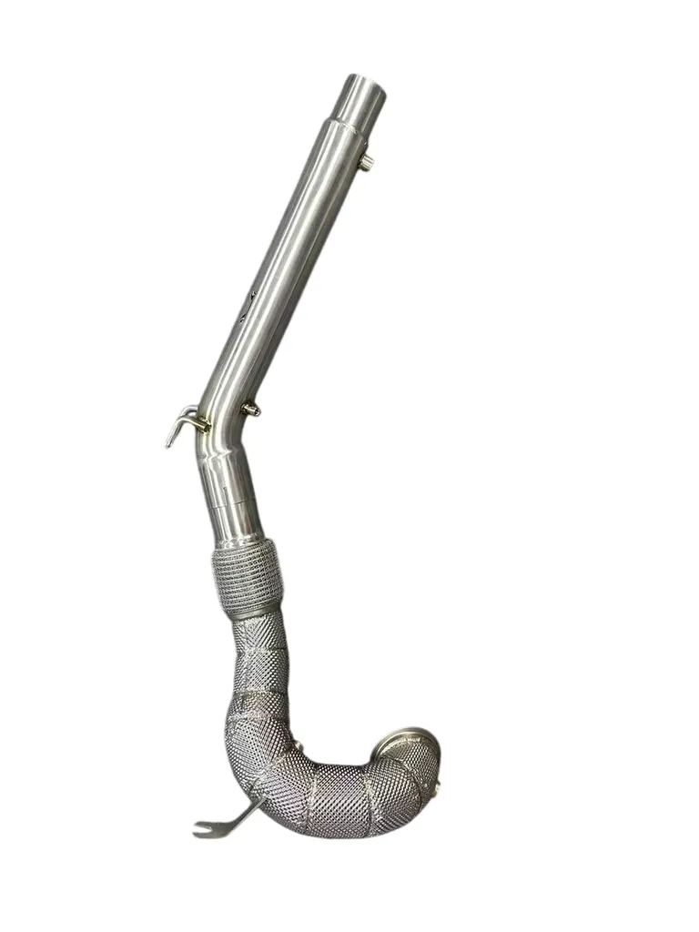 Installation d’un downpipe sur Volkswagen Golf 7 GTI. Système JU-EXHAUST en inox permettant d’optimiser l’évacuation des gaz d’échappement, d’améliorer la réactivité moteur et d’accentuer la sonorité sportive.