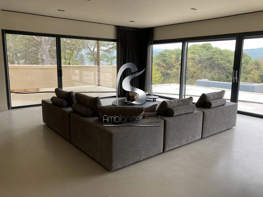 Béton ciré industriel pour sol décoratif salon à Saint Tropez dans le Var