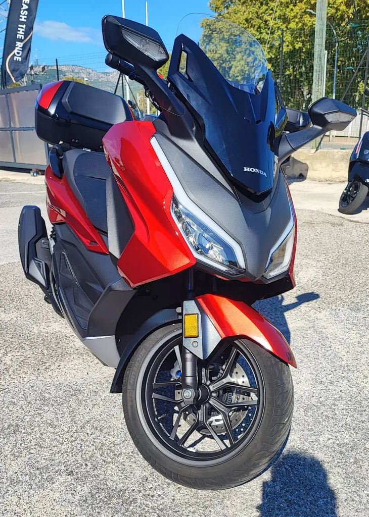 HONDA FORZA 350 TOP BOX DU 03/2023 AVEC 1000 KM.