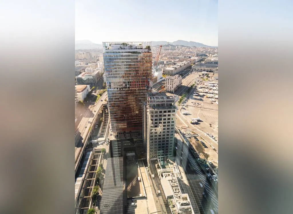 Étanchéité autoprotégée mise en œuvre par SGF Étanchéité sur les toitures techniques du projet Le Mirabeau à Marseille (13002). Une solution fiable et durable pour zones non accessibles.