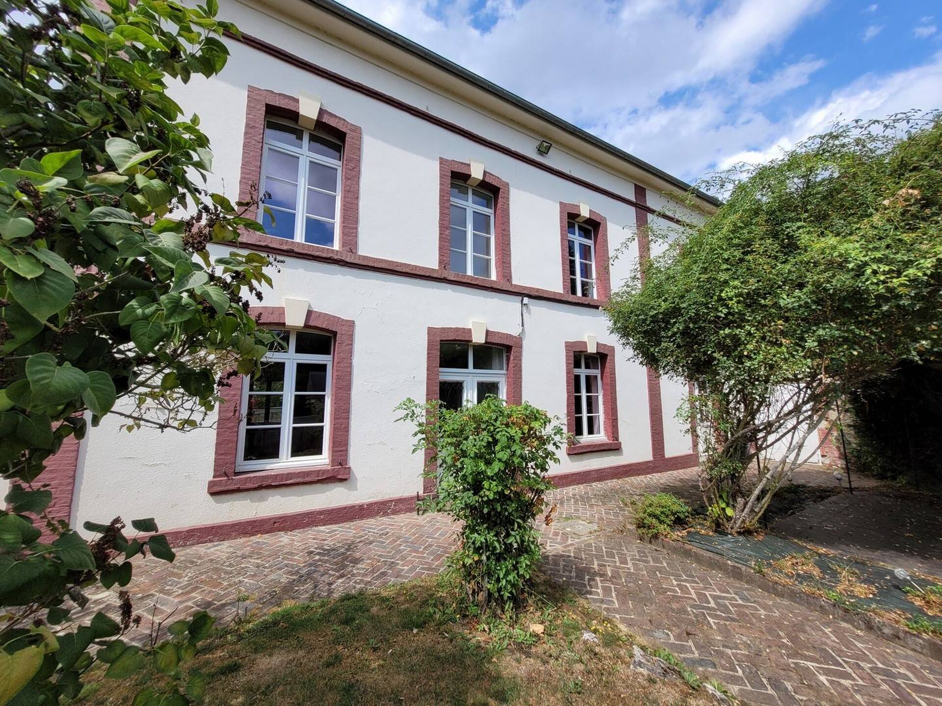 Vente d'une Maison Bourgeoise avec jardin, dans le centre-ville de Lisieux 14130