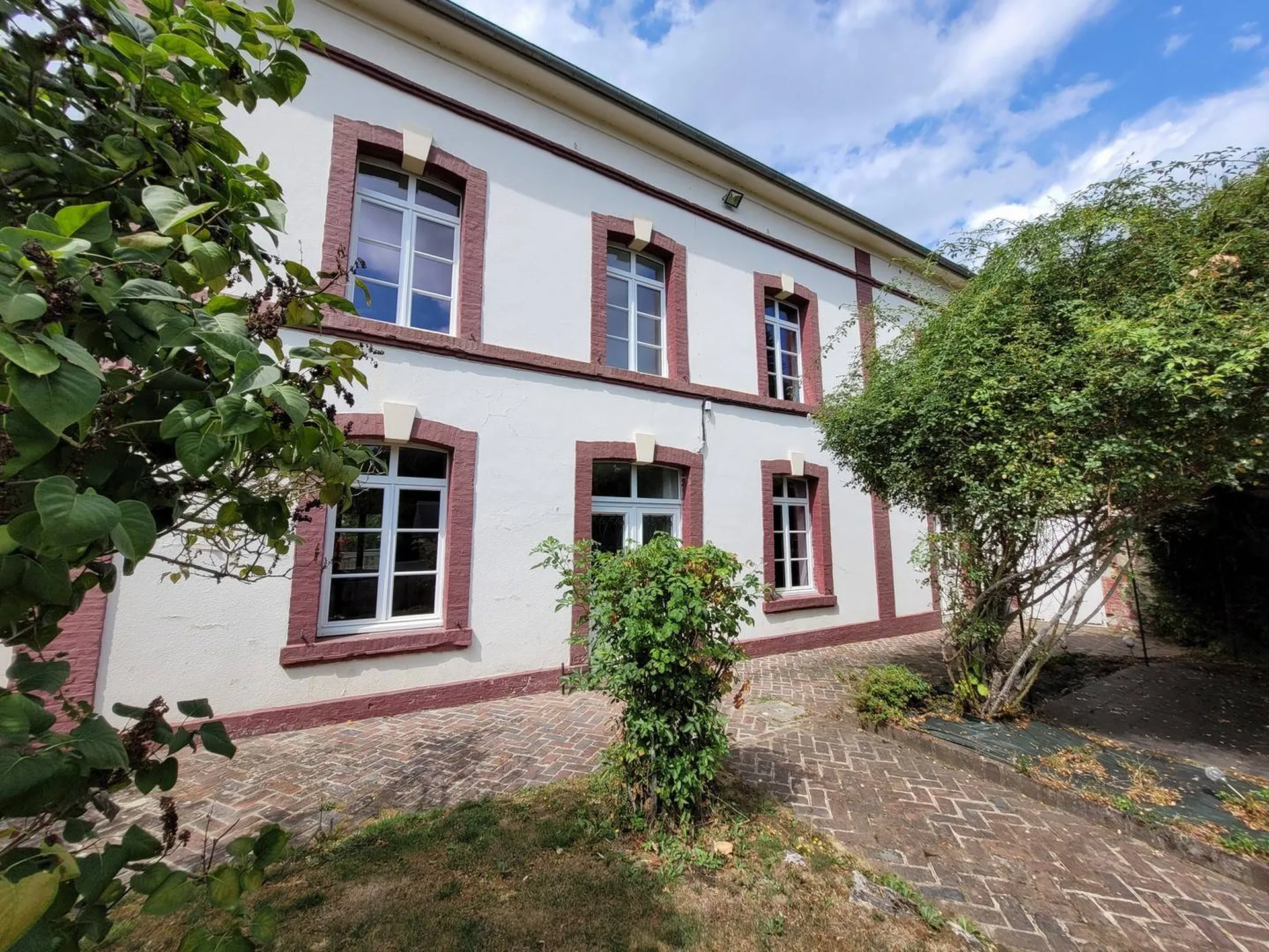Vente d'une Maison Bourgeoise avec jardin, dans le centre-ville de Lisieux 14130
