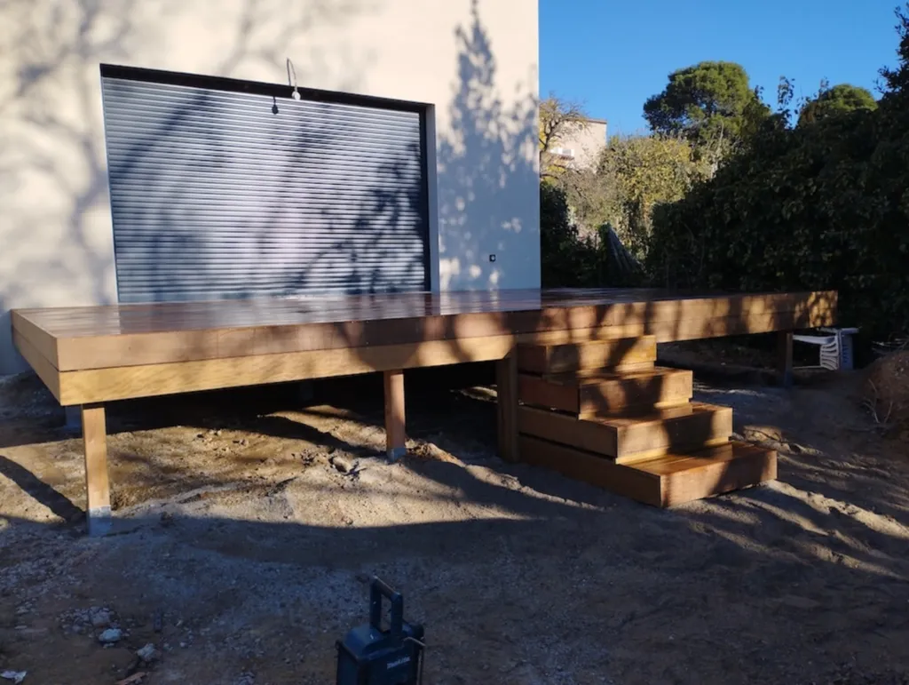 Terrasse sur pilotis en bois exotique Itauba pour un projet sur mesure alliant élégance et technicité à Castelnau-de-Guers