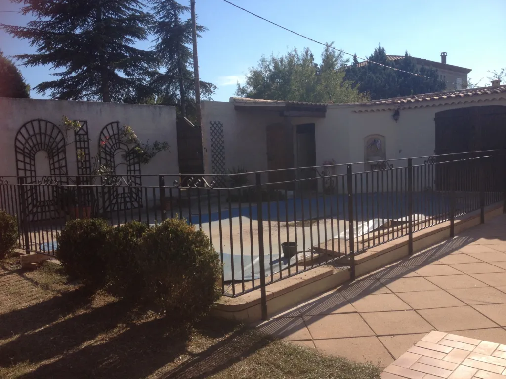 CLOTURE POUR SECURITE PISCINE REALISEE SUR MESURE EN FER FORGE AVEC PORTILLON POUR ACCES PISCINE A AUBAGNE