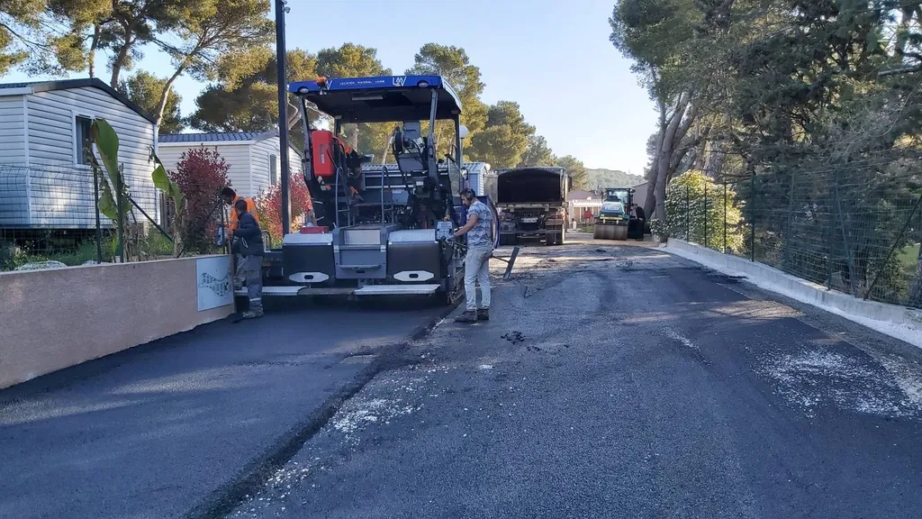 Réfection d'un parking d'un camping de 1200 m² en enrobé à Roquefort la Bédoule dans les Bouches du Rhône