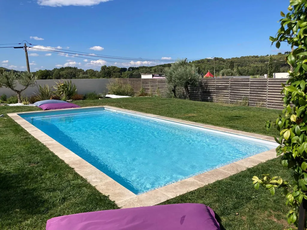 Kryptonite C 9m – piscine coque polyester design avec coffre compact pour volet de sécurité, escaliers latéraux et fond incliné à La Valette, Rocbaron et Puget-Ville.