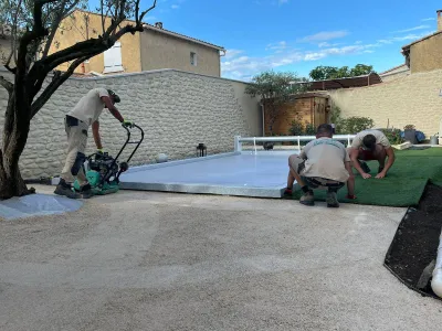 Préparation avant la pose d’un gazon synthétique autour d’une piscine à Le Pontet