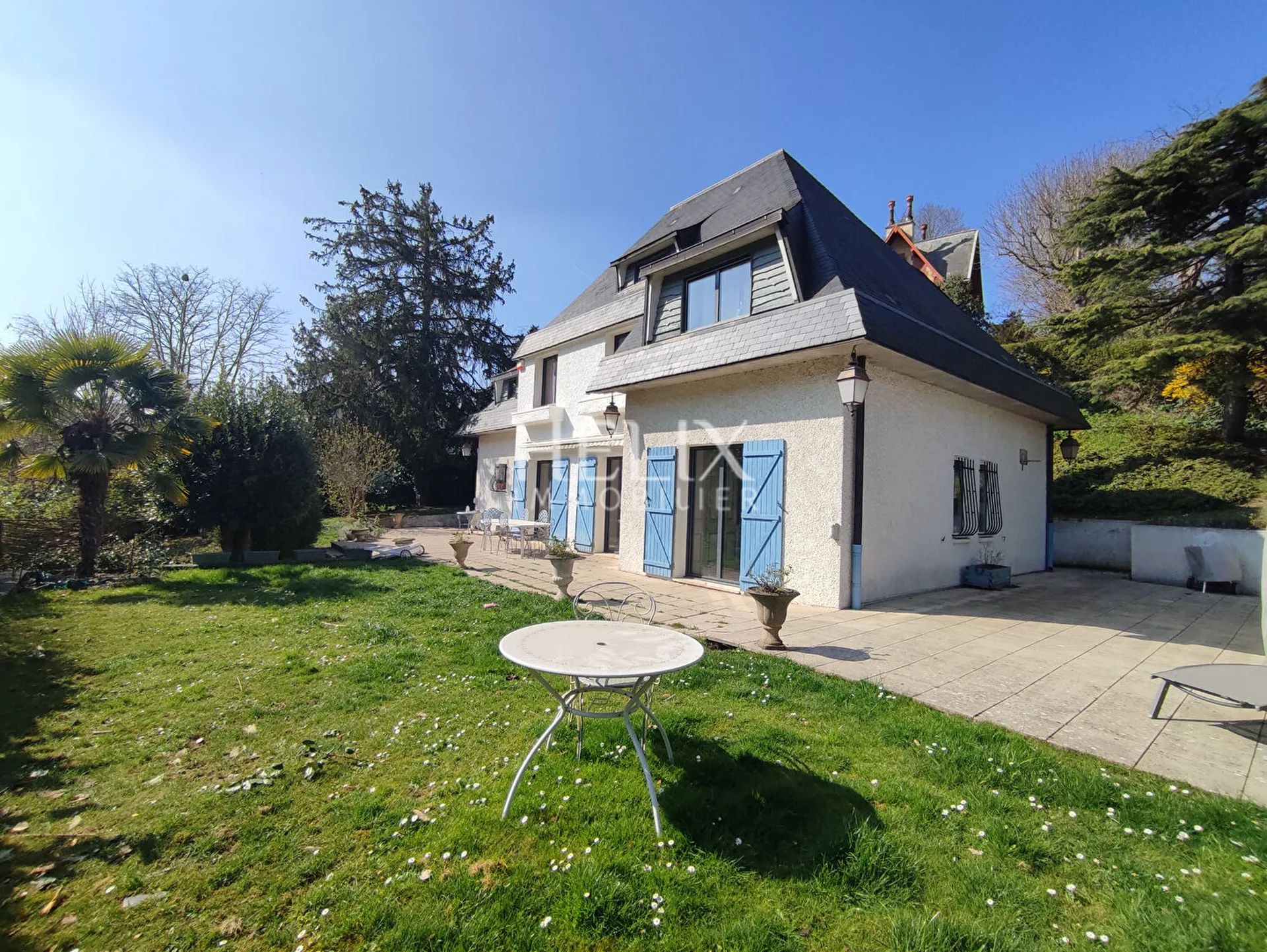 Maison de 231m² à vendre sur Le Mesnil Le Roi: pièce de vie lumineuse, suite parentale, 3 chambres et bureau, garage et jardin proche Saint Germain en Laye