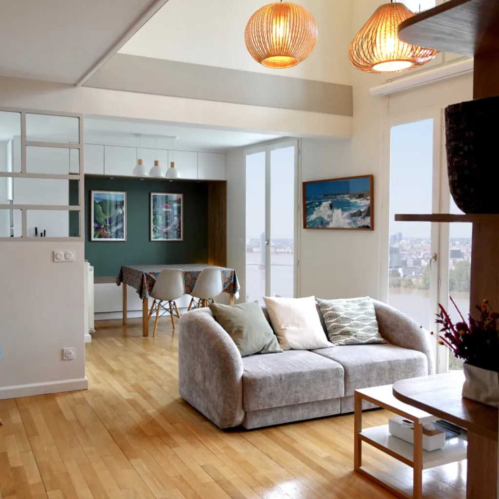 Vue générale d’un appartement optimisé pour la location Airbnb, par l'Atelier D, architecte d'intérieur à Bordeaux
