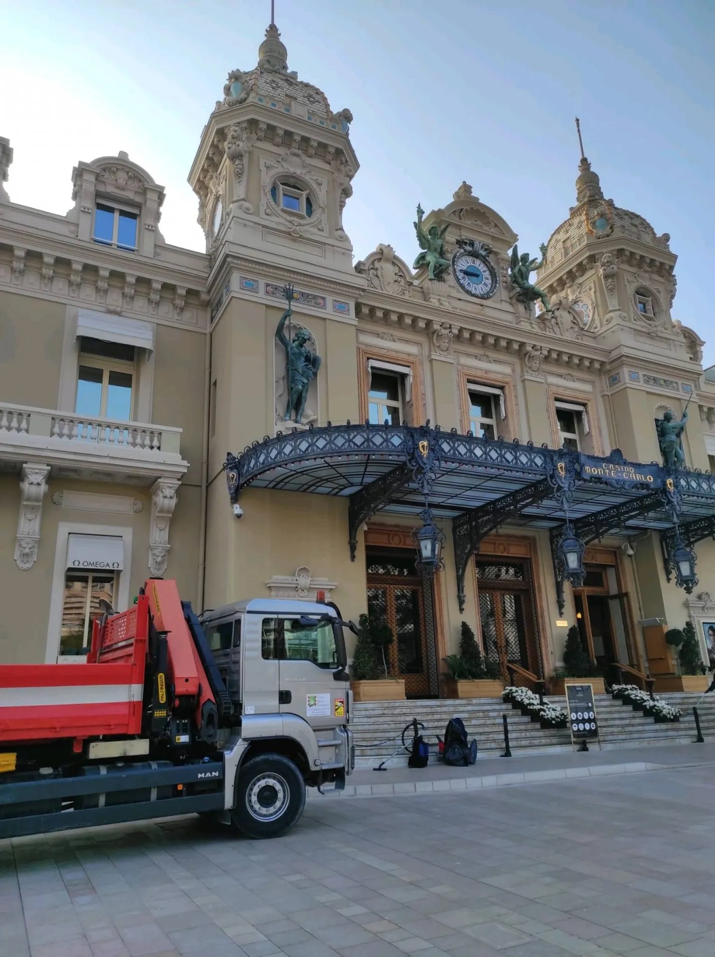 Transplantation sur la place du casino à Monaco