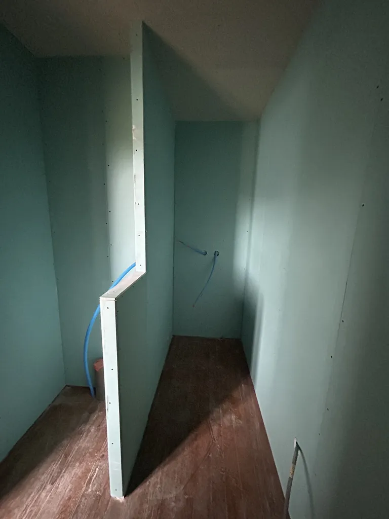 Rénovation de salle de bain avec pose de placo hydrofuge suite à un dégât des eaux à Belleville-en-Beaujolais (Rhône – 69)