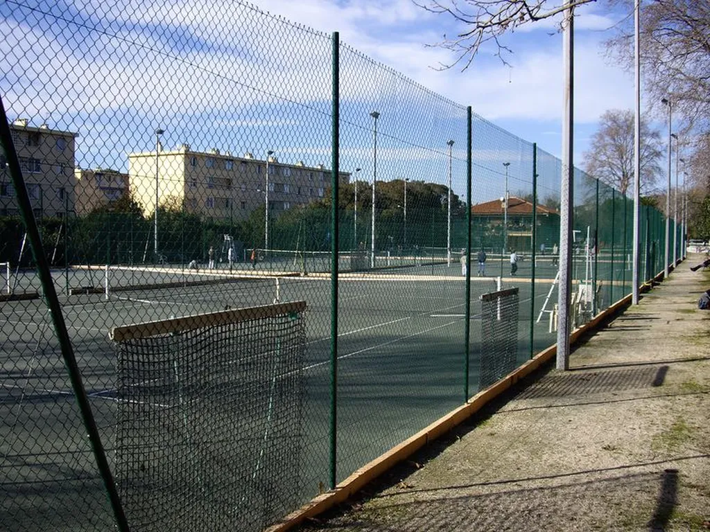 grillage simple torsion pour des terrain de tennis
