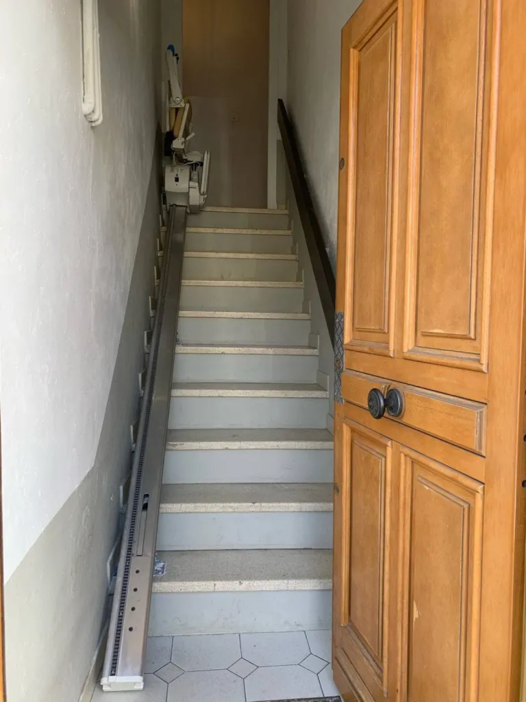 Installation d'un fauteuil monte-escalier droit ACORN avec rail relevable à Marseille