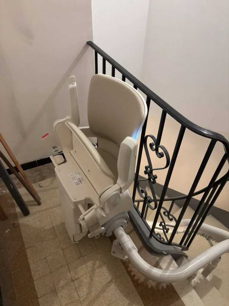 Arrivée au 2ème étage pour ce fauteuil monte escalier OTOLIFT SMART sur 3 niveaux entre Marseille et Toulon