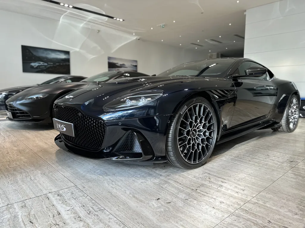 EMB detailing utilise Le Q² Infinite Base Type 1 qui est la première protection au monde à base de polysilanaze modifiée à la fluorine à Lyon