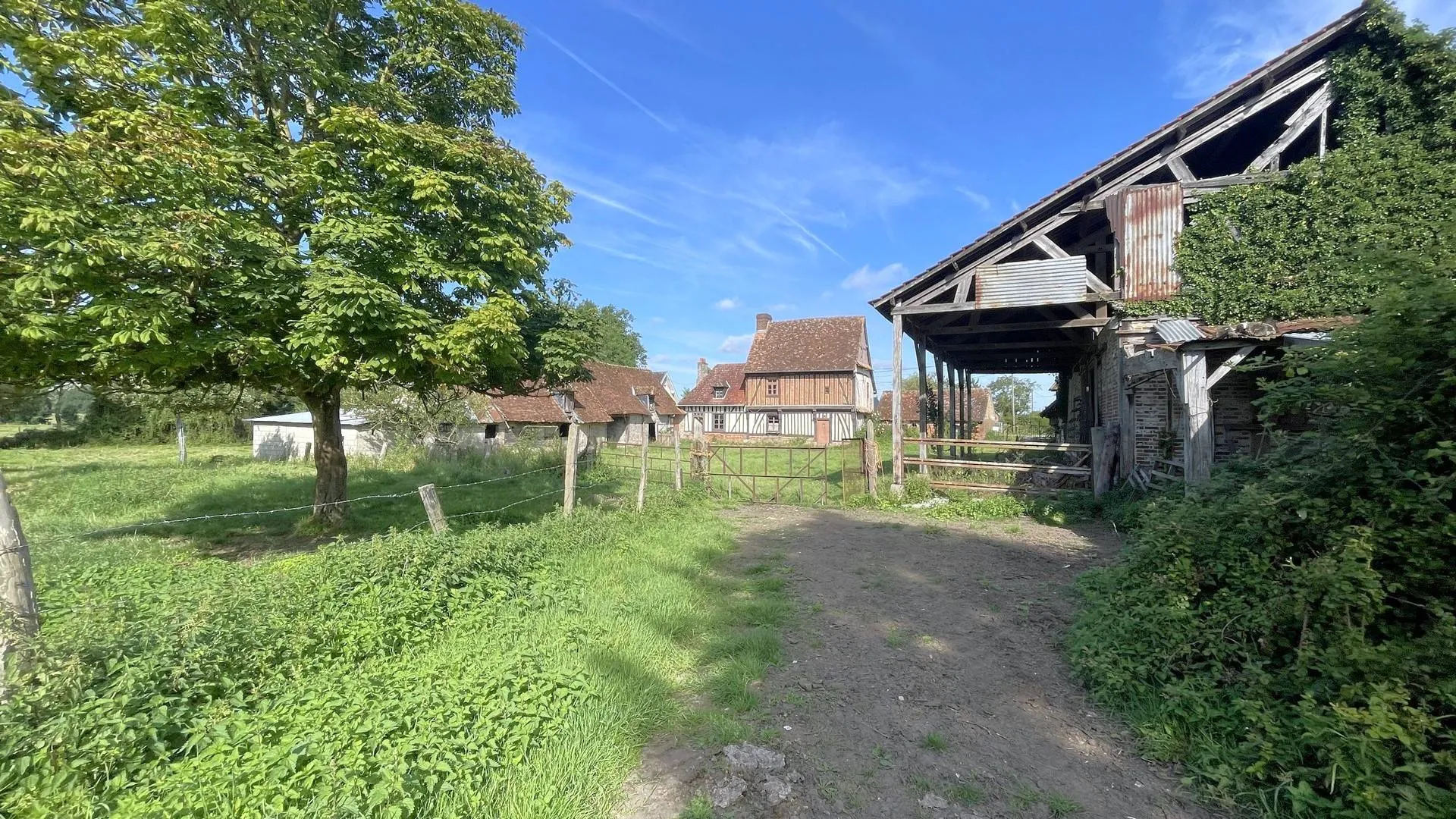 À vendre à Mesnières-en-Bray (76270) : Propriété historique à rénover : Idéalement située pour les amateurs de biens de caractère à la campagne, proche des commodités.