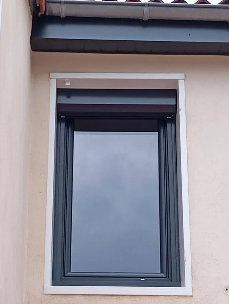 Installation de menuiseries en PVC Plaxé anthracite avecvitrage acoustique à Lyon Sud