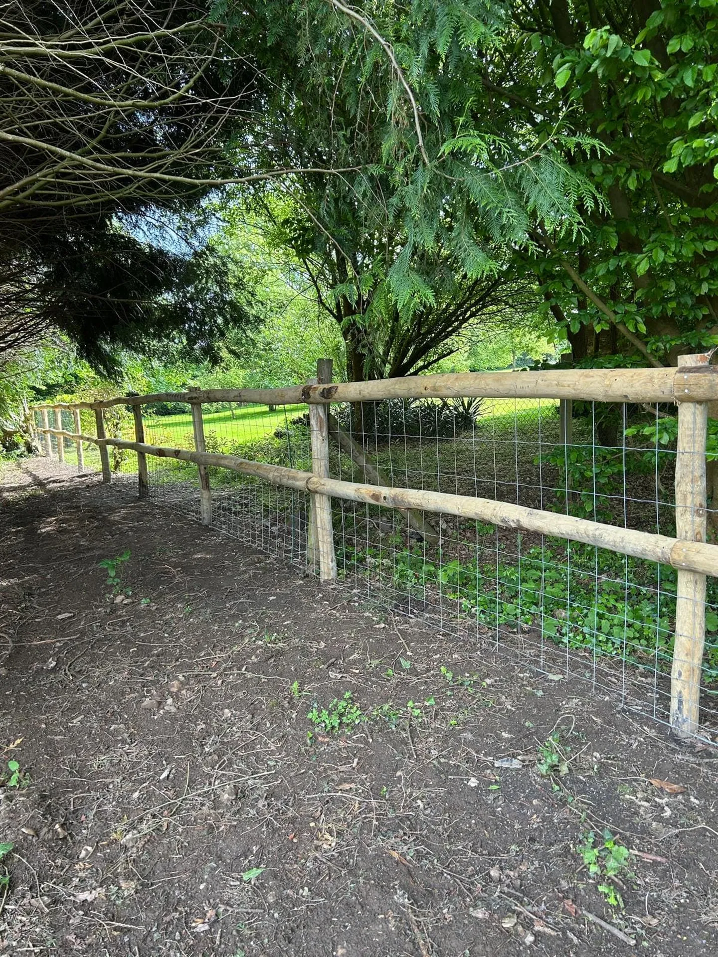 Installation de Clôture Décorative en Rondins de Bois Écorcés et Grillage pour Parcs et Grands Espaces à Elbeuf dans la Seine-Maritime 76