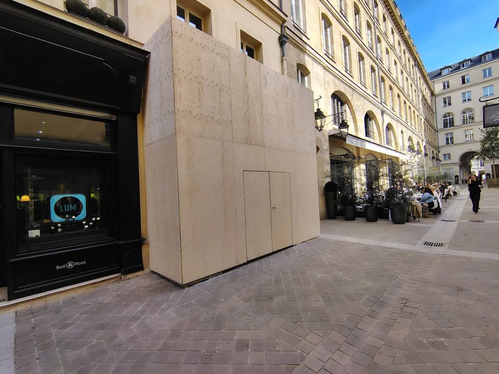 fabrication d'une palissade en bois rue Royale à Paris 8