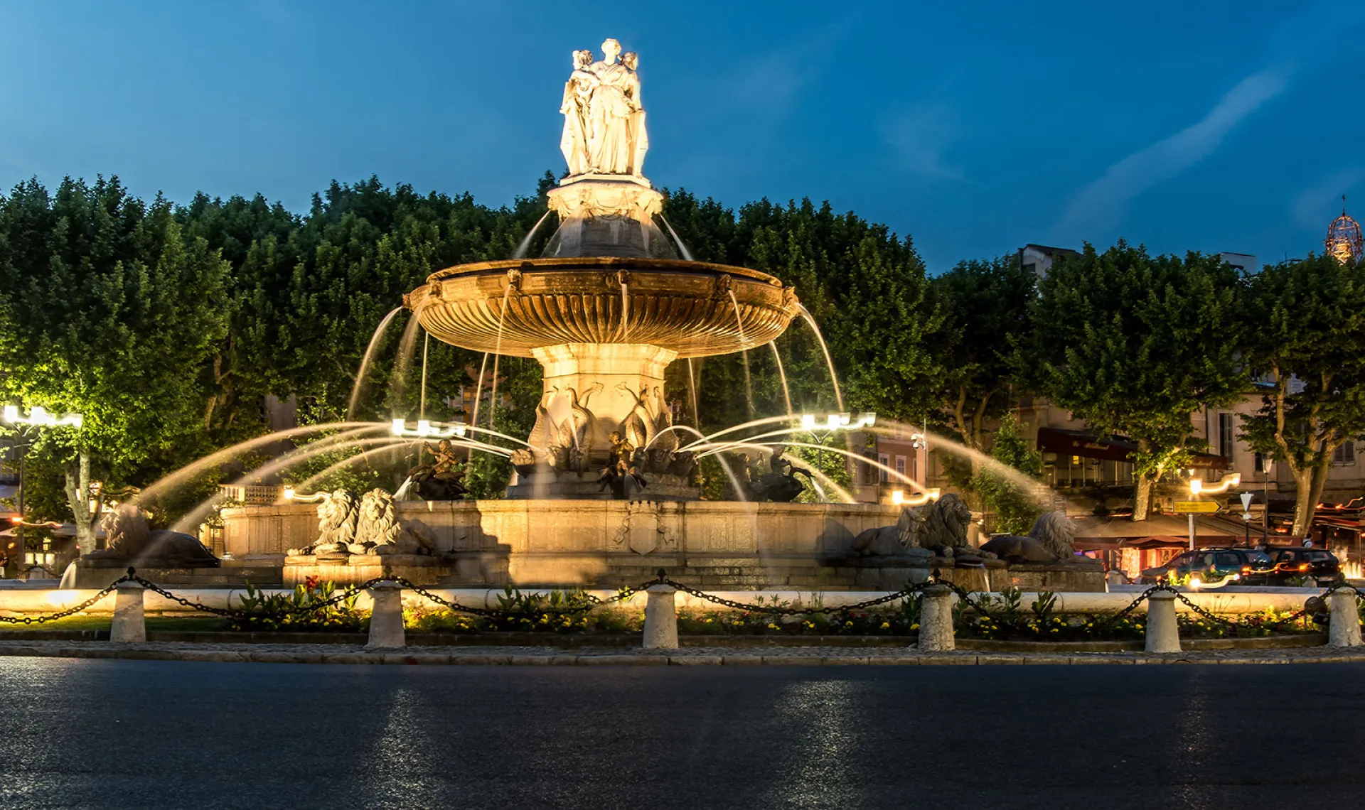 Cours Mirabeau à Aix-en-Provence : Marchés, Cafés Historiques et Balade à 20 Minutes de thecamp Hotel