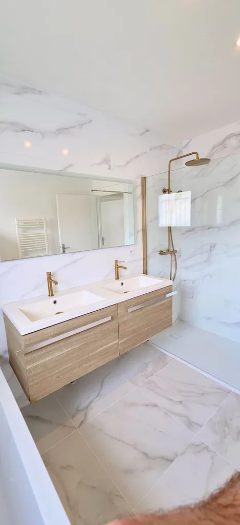 Transformation complète d'une salle de bain dans un style moderne en marbre et or brossé chez un client à Buzet-sur-Tarn