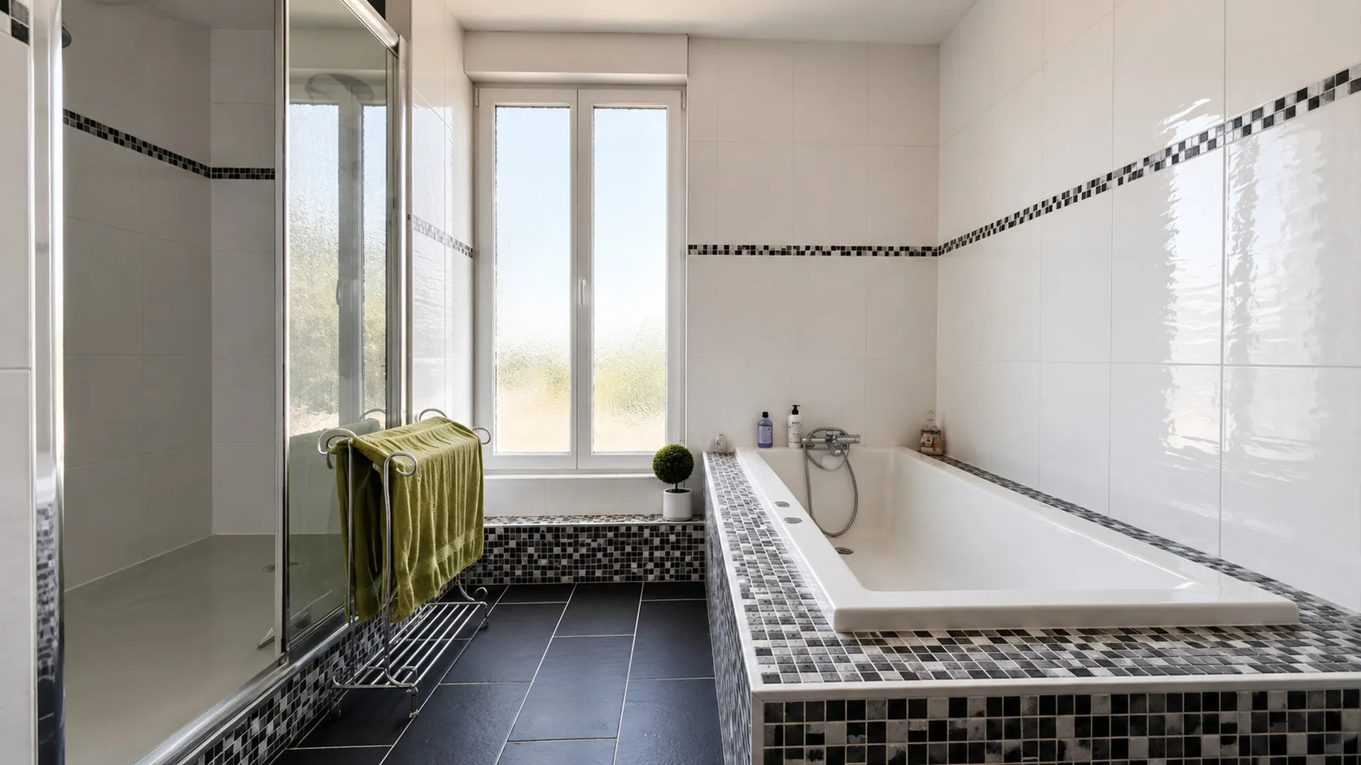 VUE MER - maison de 269m² habitables et 4 chambres, édifiée au coeur du Tréport, Normandie 76.