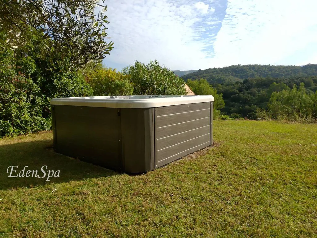 spa sur gazon exterieur marseille