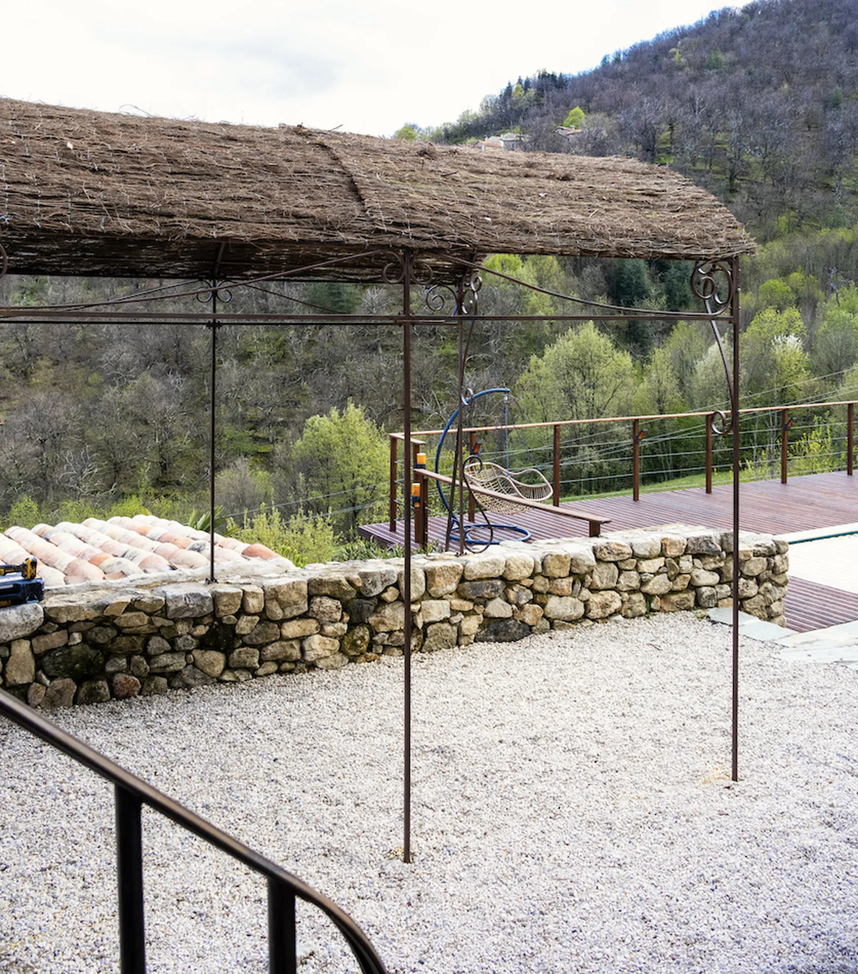 Pergola en fer sur mesure pour ombrager une terrasse avec élégance  en Sud Ardèche