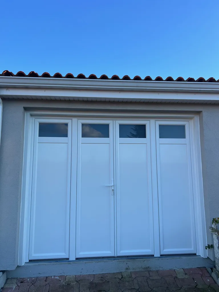 Pose porte-fenêtre vitrée PVC  deux vantaux avec châssis fixes latéraux en rénovation à Castelginest