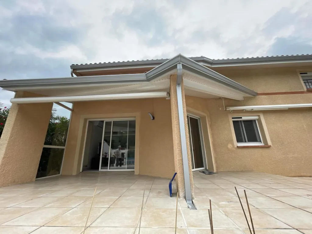 Pose de gouttières en aluminium de couleur gris métal à muret 31 proche de Toulouse