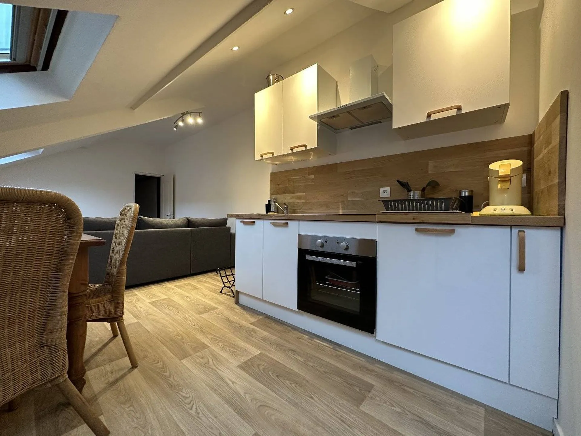 A vendre lumineux et charmant appartement au dernier étage offrant une vue sur les toits.