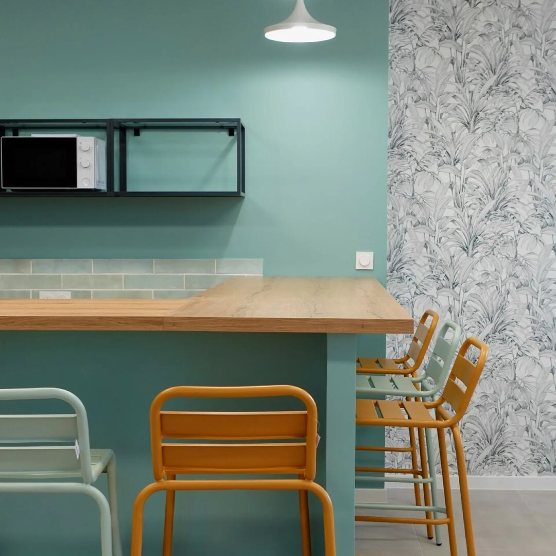 Espace collectif apaisant, conçu pour réduire le stress et améliorer la qualité de vie, par l’Atelier D. architecte d’intérieur à Bordeaux.