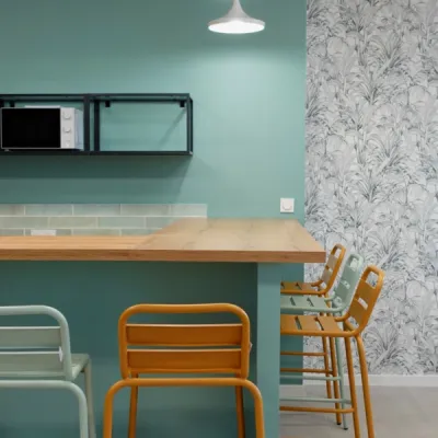 Espace collectif apaisant, conçu pour réduire le stress et améliorer la qualité de vie, par l’Atelier D. architecte d’intérieur à Bordeaux.