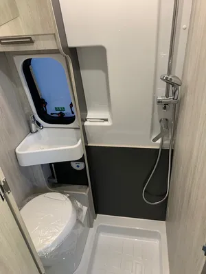DOUCHE ET WC SEPARE