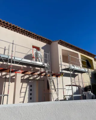 Ravalement de façade avec nettoyage haute pression et application hydrofuge coloré longue durée à La Seyne-sur-Mer 83500