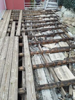 analyse d'une ancienne terrasse en douglas d'environ 70 mètres carrés démontage récupération du passage et remontage avec nouvelle structure à Poussan à côté de Sète dans l'Hérault